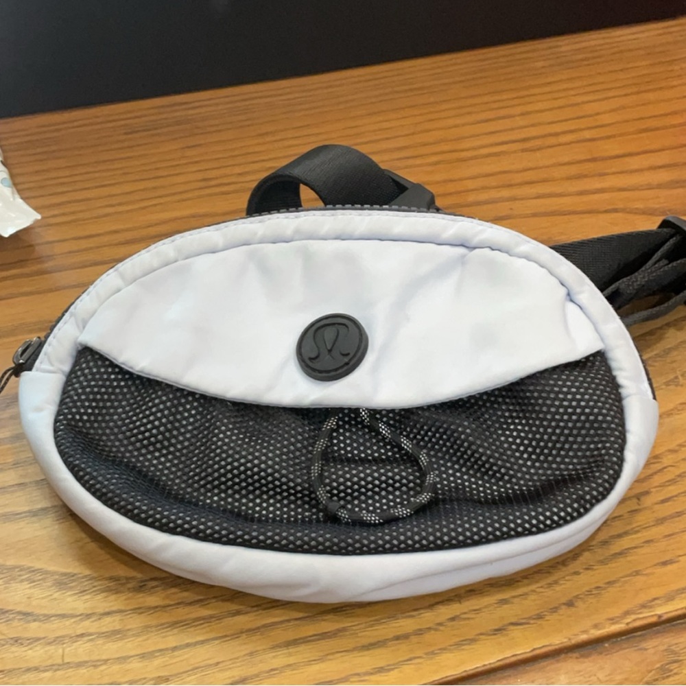 Lululemon Wear Everywhere belt bag